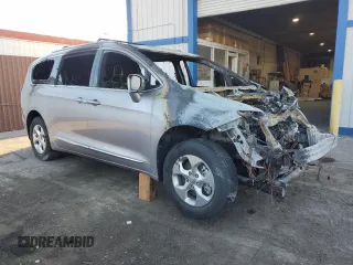 2017 Chrysler Pacifica Touring L Plus z VIN 2C4RC1EG1HR764158, wystawiony jako Copart lot #58271425 z przebiegiem Nie podano mil oraz Nie do naprawy • Non repairable. Historia ofert i sprzedaży dostępna na DreamBid. Obrazek 4.