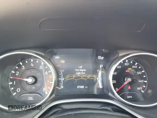 2020 Jeep Compass Latitude z VIN 3C4NJDBB0LT117108, wystawiony jako Copart lot #61243675 z przebiegiem 27 466 mil mil oraz Szkoda całkowita • Salvage title. Historia ofert i sprzedaży dostępna na DreamBid. Obrazek 9.