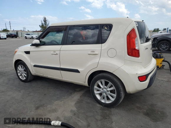 2013 Kia Soul + z VIN KNDJT2A66D7756763, wystawiony jako Copart lot #56769655 z przebiegiem 169 869 mil mil oraz Szkody całkowita. Historia ofert i sprzedaży dostępna na DreamBid. Obrazek 2.