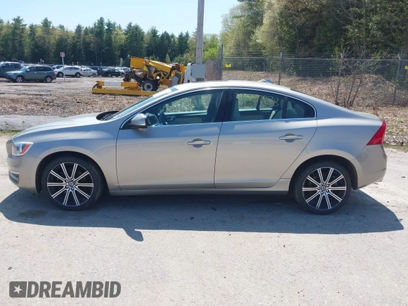 2015 Volvo S60 T5 Drive-E Premier z VIN YV126MFB8F2302747, wystawiony jako IAAI lot #42247878 z przebiegiem 95 591 mil mil oraz . Historia ofert i sprzedaży dostępna na DreamBid. Obrazek 12.