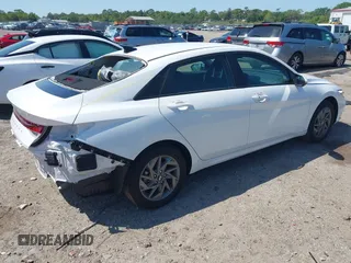 2024 Hyundai Elantra SEL z VIN KMHLM4DG1RU721834, wystawiony jako IAAI lot #41989186 z przebiegiem 19 877 mil mil oraz . Historia ofert i sprzedaży dostępna na DreamBid. Obrazek 4.