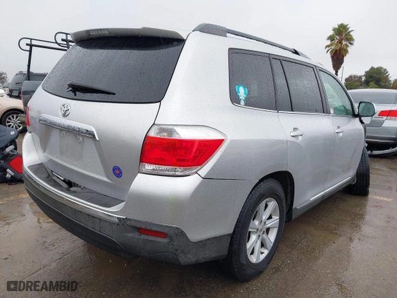 2013 Toyota Highlander with VIN 5TDZK3EH4DS103474, listed as a IAAI auction lot 41582903 with 136,596 mi miles. Bid and sale history available at carsss.com. Image 4.