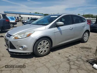 2012 Ford Focus SE z VIN 1FAHP3K2XCL270196, wystawiony jako Copart lot #57319575 z przebiegiem 80 364 mil mil oraz Szkody całkowita. Historia ofert i sprzedaży dostępna na DreamBid. Obrazek 1.