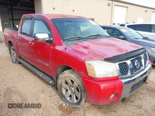 2005 Nissan Titan SE z VIN 1N6BA07B25N569257, wystawiony jako IAAI lot #42272847 z przebiegiem 96 935 mil mil oraz . Historia ofert i sprzedaży dostępna na DreamBid. Obrazek 1.