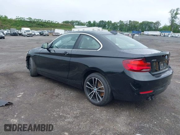 2020 BMW 2 Series 230i xDrive z VIN WBA2J3C02L7E63806, wystawiony jako IAAI lot #42270821 z przebiegiem 28 277 mil mil oraz . Historia ofert i sprzedaży dostępna na DreamBid. Obrazek 3.