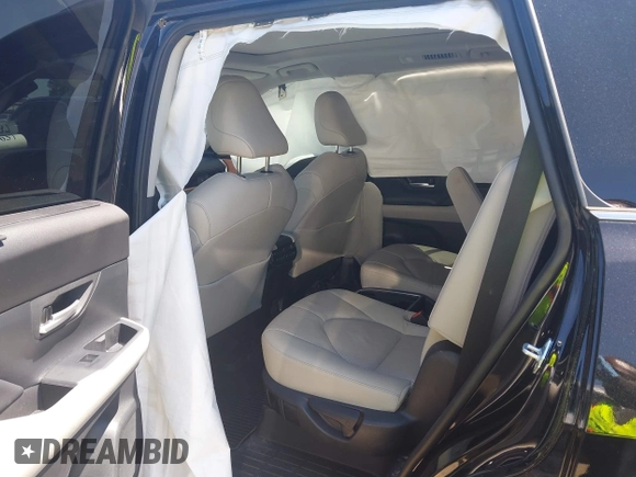 2024 Toyota Highlander XLE z VIN 5TDAAAB51RS058547, wystawiony jako IAAI lot #41967637 z przebiegiem 13 191 mil mil oraz . Historia ofert i sprzedaży dostępna na DreamBid. Obrazek 8.