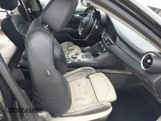 2017 Alfa Romeo Giulia Ti z VIN ZARFAECNXH7556854, wystawiony jako IAAI lot #41973525 z przebiegiem 129 413 mil mil oraz . Historia ofert i sprzedaży dostępna na DreamBid. Obrazek 5.