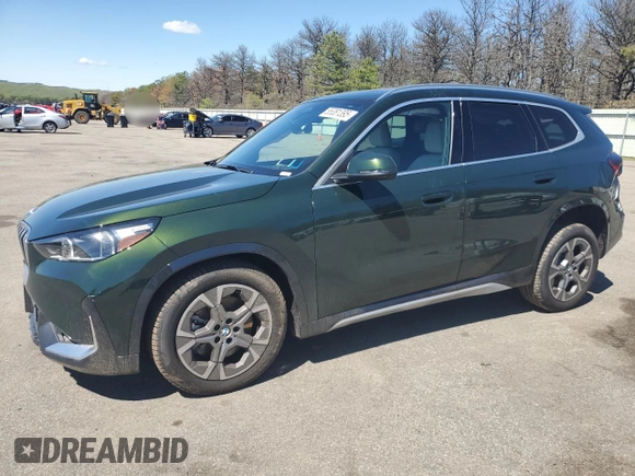 2025 BMW X1 xDrive28i z VIN WBX73EF04S5087145, wystawiony jako Copart lot #55381395 z przebiegiem 2551 mil mil oraz Szkody całkowita. Historia ofert i sprzedaży dostępna na DreamBid. Obrazek 1.