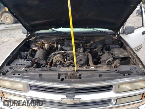 1998 Chevrolet Tahoe z VIN 1GNEK13R7WJ348565, wystawiony jako Copart lot #53375725 z przebiegiem 176 919 mil mil oraz Szkoda całkowita • Salvage title. Historia ofert i sprzedaży dostępna na DreamBid. Obrazek 13.