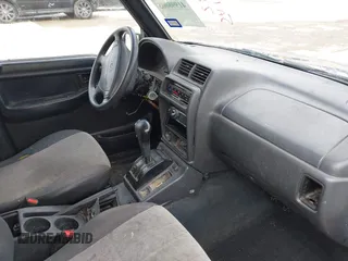 1996 Geo Tracker z VIN 2CNBE1361T6901708, wystawiony jako IAAI lot #41998005 z przebiegiem 223 266 mil mil oraz . Historia ofert i sprzedaży dostępna na DreamBid. Obrazek 5.