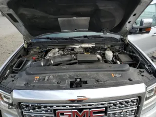 2018 GMC Sierra 2500HD Denali z VIN 1GT12UEY3JF257611, wystawiony jako Copart lot #56377575 z przebiegiem 94 325 mil mil oraz Szkoda całkowita • Salvage title. Historia ofert i sprzedaży dostępna na DreamBid. Obrazek 11.