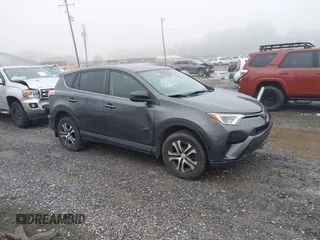 2018 Toyota RAV4 LE z VIN JTMBFREV1JJ222249, wystawiony jako IAAI lot #42874620 z przebiegiem 98 369 mil mil oraz . Historia ofert i sprzedaży dostępna na DreamBid. Obrazek 1.
