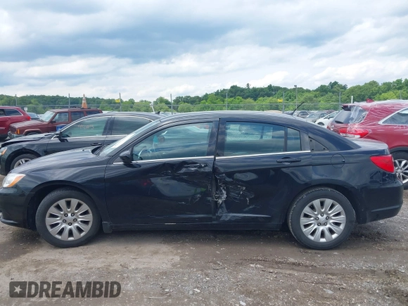 2014 Chrysler 200 LX z VIN 1C3CCBAB7EN231122, wystawiony jako IAAI lot #42375906 z przebiegiem 197 000 mil mil oraz . Historia ofert i sprzedaży dostępna na DreamBid. Obrazek 6.