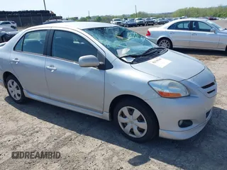 2008 Toyota Yaris z VIN JTDBT923981235031, wystawiony jako IAAI lot #42138340 z przebiegiem 286 310 mil mil oraz . Historia ofert i sprzedaży dostępna na DreamBid. Obrazek 1.