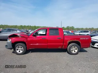 2008 Dodge Dakota z VIN 1D7HW38K48S522497, wystawiony jako IAAI lot #42104761 z przebiegiem 244 129 mil mil oraz . Historia ofert i sprzedaży dostępna na DreamBid. Obrazek 14.