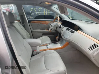 2005 Toyota Avalon XL z VIN 4T1BK36B95U044040, wystawiony jako Copart lot #59369691 z przebiegiem 111 373 mil mil oraz Szkoda całkowita • Salvage title. Historia ofert i sprzedaży dostępna na DreamBid. Obrazek 5.