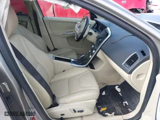 2016 Volvo XC60 T5 Drive-E Premier with VIN YV440MDK5G2796227, listed as a IAAI auction lot 41630864 with 82,251 mi miles. Bid and sale history available at carsss.com. Image 5.
