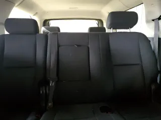 2010 Chevrolet Suburban LS z VIN 1GNUKHE37AR172317, wystawiony jako Copart lot #58264205 z przebiegiem 171 390 mil mil oraz Czysty tytuł • Clean title. Historia ofert i sprzedaży dostępna na DreamBid. Obrazek 10.
