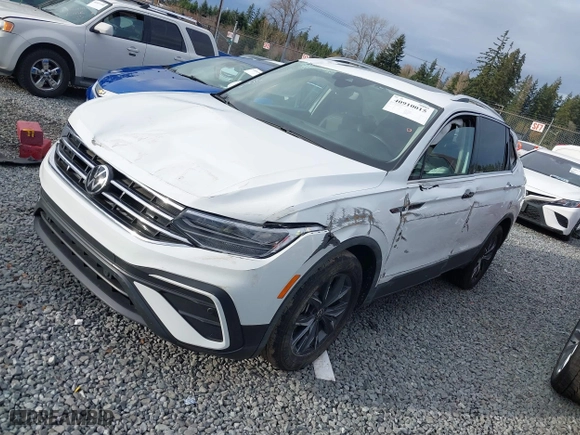 2022 Volkswagen Tiguan SE with VIN 3VV3B7AX0NM121824, listed as a IAAI auction lot 40910015 with 21,825 mi miles. Bid and sale history available at carsss.com. Image 2.