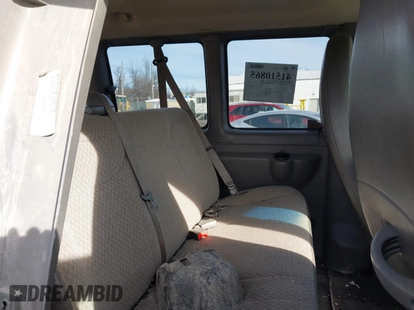 2015 Chevrolet Express Passenger LT z VIN 1GAZG1FGXF1172030, wystawiony jako IAAI lot #41510865 z przebiegiem 297 473 mil mil oraz . Historia ofert i sprzedaży dostępna na DreamBid. Obrazek 8.