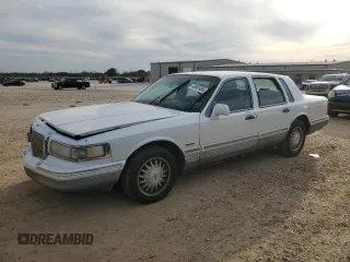 1997 Lincoln Town Car Signature z VIN 1LNLM82W9VY724775, wystawiony jako Copart lot #45981495 z przebiegiem 367 548 mil mil oraz Szkody całkowita. Historia ofert i sprzedaży dostępna na DreamBid. Obrazek 1.