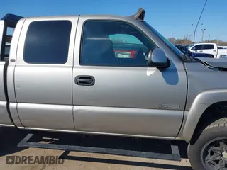 2000 Chevrolet Silverado 2500 LT with VIN 1GCGK29U1YE263011, listed as a IAAI auction lot 41634632 with 179,346 mi miles. Bid and sale history available at carsss.com. Image 14.