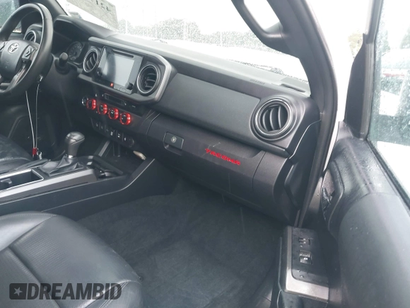 2019 Toyota Tacoma SR z VIN 3TMCZ5AN0KM232852, wystawiony jako IAAI lot #42178269 z przebiegiem 71 545 mil mil oraz . Historia ofert i sprzedaży dostępna na DreamBid. Obrazek 5.