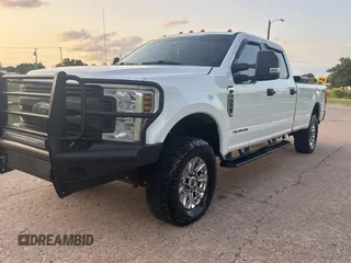 2018 Ford F-250 XL z VIN 1FT7W2BT3JEC63202, wystawiony jako Copart lot #61693645 z przebiegiem 250 139 mil mil oraz Czysty tytuł • Clean title. Historia ofert i sprzedaży dostępna na DreamBid. Obrazek 2.