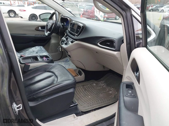2018 Chrysler Pacifica Touring L with VIN 2C4RC1BG8JR139539, listed as a IAAI auction lot 41910181 with NaN miles. Bid and sale history available at carsss.com. Image 5.