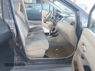 2009 Nissan Versa S z VIN 3N1BC13E19L476855, wystawiony jako IAAI lot #42319486 z przebiegiem 98 425 mil mil oraz . Historia ofert i sprzedaży dostępna na DreamBid. Obrazek 5.