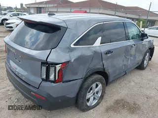 2022 Kia Sorento LX z VIN 5XYRG4LCXNG107106, wystawiony jako IAAI lot #42279041 z przebiegiem 83 189 mil mil oraz . Historia ofert i sprzedaży dostępna na DreamBid. Obrazek 4.
