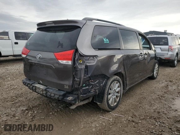 2013 Toyota Sienna XLE z VIN 5TDDK3DC1DS050345, wystawiony jako Copart lot #49737225 z przebiegiem 125 247 mil mil oraz Szkoda całkowita • Salvage title. Historia ofert i sprzedaży dostępna na DreamBid. Obrazek 3.