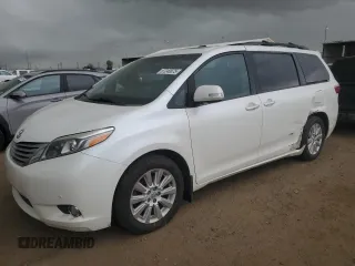 2015 Toyota Sienna Limited z VIN 5TDDK3DC4FS116874, wystawiony jako Copart lot #57240675 z przebiegiem 153 319 mil mil oraz Szkody całkowita. Historia ofert i sprzedaży dostępna na DreamBid. Obrazek 1.
