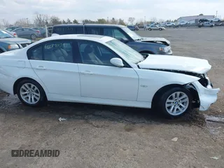 2006 BMW 3 Series 325i with VIN WBAVB13536KX69521, listed as a IAAI auction lot 41832395 with 182,106 mi miles. Bid and sale history available at carsss.com. Image 14.