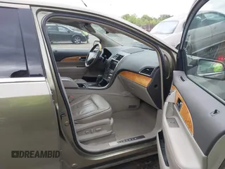 2013 Lincoln MKX z VIN 2LMDJ8JK4DBL23128, wystawiony jako IAAI lot #42315115 z przebiegiem 224 351 mil mil oraz . Historia ofert i sprzedaży dostępna na DreamBid. Obrazek 5.