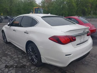2016 Infiniti Q70 z VIN JN1BY1AR4GM271282, wystawiony jako IAAI lot #42204923 z przebiegiem 104 244 mil mil oraz . Historia ofert i sprzedaży dostępna na DreamBid. Obrazek 3.
