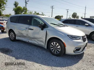 2024 Chrysler Pacifica Hybrid Select with VIN 2C4RC1S7XRR126898, listed as a Copart auction lot 56998225 with 25,971 mi miles and Clean title. Bid and sale history available at DreamBid. Image 4.