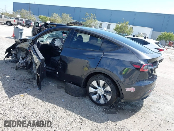 2024 Tesla Model Y z VIN 7SAYGDED2RF032628, wystawiony jako IAAI lot #42507569 z przebiegiem 22 845 mil mil oraz . Historia ofert i sprzedaży dostępna na DreamBid. Obrazek 3.