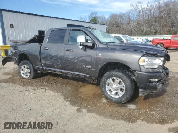 2023 Ram 2500 Laramie z VIN 3C6UR5FL3PG540235, wystawiony jako Copart lot #46997225 z przebiegiem 73 442 mil mil oraz Szkoda całkowita • Salvage title. Historia ofert i sprzedaży dostępna na DreamBid. Obrazek 4.