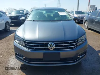 2018 Volkswagen Passat S z VIN 1VWAA7A35JC031938, wystawiony jako IAAI lot #42001015 z przebiegiem 109 450 mil mil oraz . Historia ofert i sprzedaży dostępna na DreamBid. Obrazek 12.
