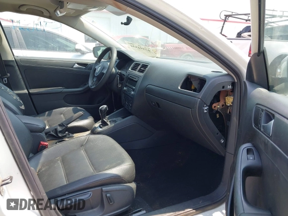 2014 Volkswagen Jetta SE с VIN 3VWD17AJ9EM297415, выставлен на аукционе IAAI как лот 42594534 с пробегом 170 581 миль миль и . История ставок и продаж доступна на DreamBid. Изображение 5.