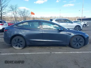2025 Tesla Model 3 Long Range z VIN 5YJ3E1EBXSF913691, wystawiony jako IAAI lot #41699545 z przebiegiem 3 609 mil mil oraz . Historia ofert i sprzedaży dostępna na DreamBid. Obrazek 13.