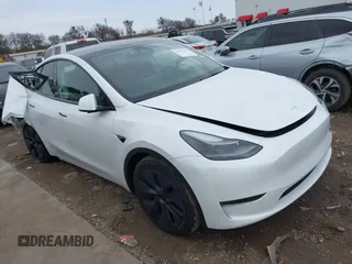 2025 Tesla Model Y Long Range z VIN 7SAYGDED9SA357876, wystawiony jako IAAI lot #41555227 z przebiegiem 1 600 mil mil oraz . Historia ofert i sprzedaży dostępna na DreamBid. Obrazek 1.