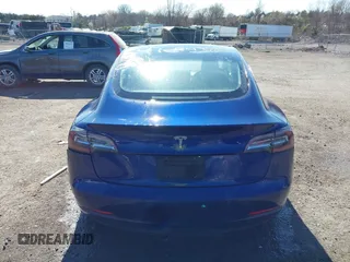 2018 Tesla Model 3 Long Range Battery z VIN 5YJ3E1EB5JF180030, wystawiony jako IAAI lot #41897617 z przebiegiem 89 557 mil mil oraz . Historia ofert i sprzedaży dostępna na DreamBid. Obrazek 16.