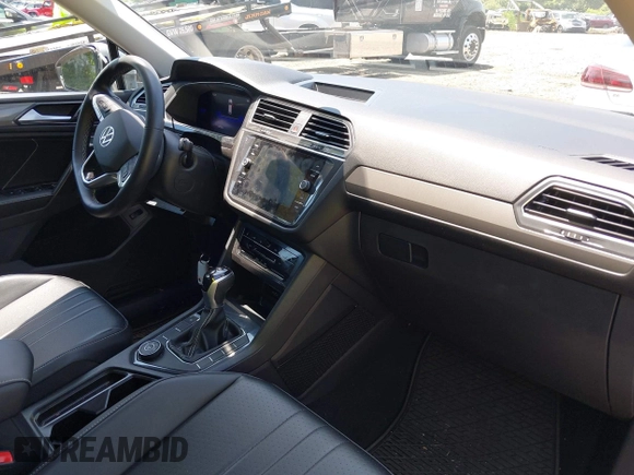 2022 Volkswagen Tiguan SE with VIN 3VV2B7AX2NM074369, listed as a IAAI auction lot 42522561 with 47,752 mi miles and . Bid and sale history available at DreamBid. Image 5.