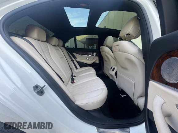 2019 Mercedes-Benz E 300 z VIN WDDZF4KB0KA608079, wystawiony jako Copart lot #59808375 z przebiegiem 60 639 mil mil oraz Czysty tytuł • Clean title. Historia ofert i sprzedaży dostępna na DreamBid. Obrazek 6.