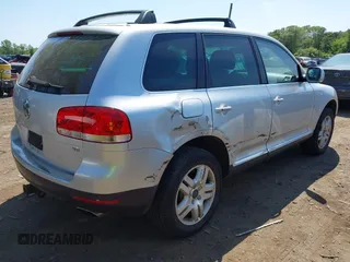 2005 Volkswagen Touareg 4.2L V8 z VIN WVGZM77L15D080697, wystawiony jako IAAI lot #42399779 z przebiegiem 138 040 mil mil oraz . Historia ofert i sprzedaży dostępna na DreamBid. Obrazek 4.