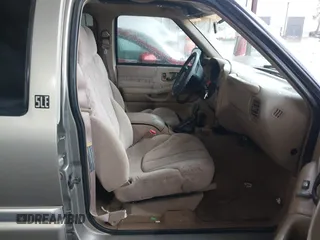 1999 GMC Jimmy SLE with VIN 1GKDT13W7X2529298, listed as a IAAI auction lot 41556249 with 114,750 mi miles. Bid and sale history available at carsss.com. Image 5.