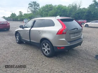 2013 Volvo XC60 T6 z VIN YV4902DZ5D2423949, wystawiony jako IAAI lot #42442938 z przebiegiem 126 108 mil mil oraz . Historia ofert i sprzedaży dostępna na DreamBid. Obrazek 3.