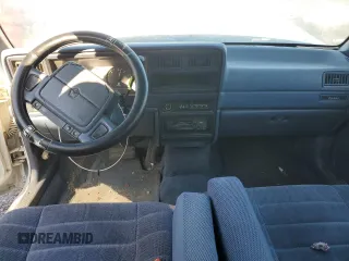 1993 Plymouth Acclaim z VIN 3P3XA46K9PT641785, wystawiony jako Copart lot #82825254 z przebiegiem 107 752 mil mil oraz Nie do naprawy. Historia ofert i sprzedaży dostępna na DreamBid. Obrazek 8.
